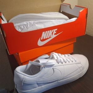 White nike sneakers